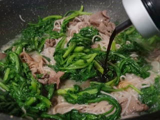 11、美味早餐《牛肉炒米线》,加生抽一勺。