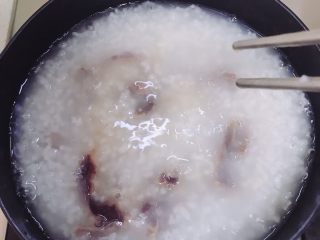 8、菠菜猪肝粥,倒入猪肝用筷子划散