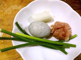 1、皮蛋瘦肉粥,准备原材料皮带、蒜苔、瘦肉丝、葱备用