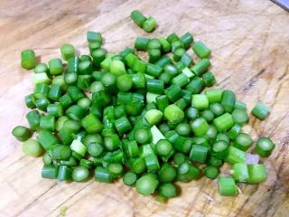 2、皮蛋瘦肉粥,蒜苔切成小颗粒状