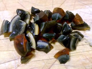 3、皮蛋瘦肉粥,皮蛋切成小块备用