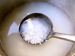 5、皮蛋瘦肉粥,大米煮至八成熟