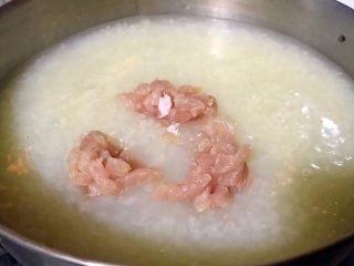 6、皮蛋瘦肉粥,放入瘦肉丝中火煮5分钟左右