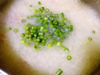 7、皮蛋瘦肉粥,放入蒜苔粒煮2分钟