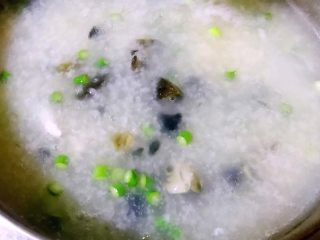 8、皮蛋瘦肉粥,放入皮蛋小火煮5分钟后放入盐和味精调味均匀撒上葱花即可享用