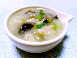 9、皮蛋瘦肉粥,美味可口的皮蛋瘦肉粥盛入容器中