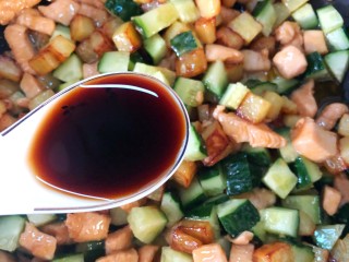 9、炒三丁,加一勺生抽