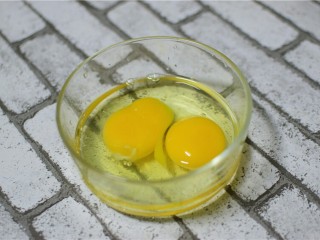 2、番茄炒蛋,鸡蛋打入碗内