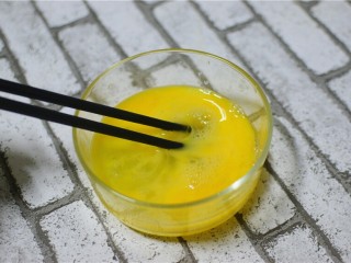 4、番茄炒蛋,打散