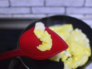 9、番茄炒蛋,装盘备用