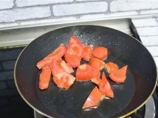 10、番茄炒蛋,底油，加番茄，炒出汤汁