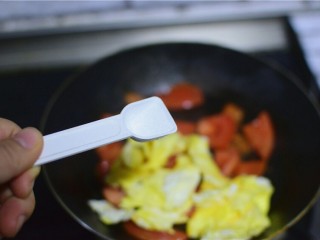 11、番茄炒蛋,加鸡蛋块，加盐，翻炒均匀即可