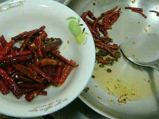 5、麻辣水煮鱼,盛出一半干辣椒和花椒待用