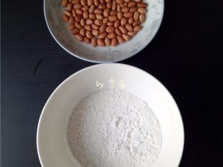 1、糖不甩,备好食材:水磨糯米粉,花生;