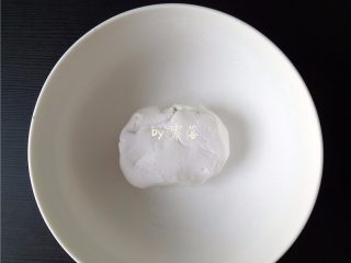 2、糖不甩,水磨糯米粉调入适量清水,揉成面团;