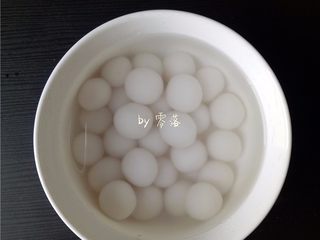6、糖不甩,将小丸子捞出,用凉开水浸泡片刻;