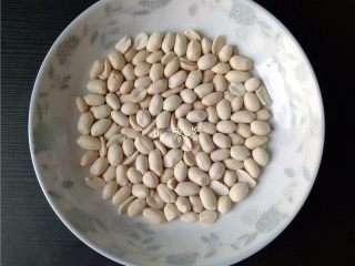 8、糖不甩,取出,花生稍凉,用双手搓掉花生衣;