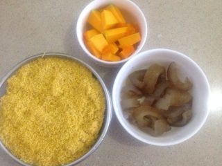 1、海参南瓜小米粥,备好所需材料