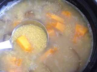 3、海参南瓜小米粥,煮一会儿放入南瓜再煮5到10分钟就好