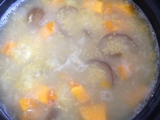 4、海参南瓜小米粥,这时已经可以闻到香味了，香味很香哦！