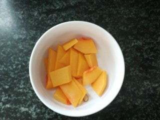 1、南瓜蒸糕,南瓜去皮切片