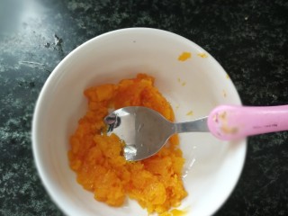 2、南瓜蒸糕,蒸熟后用勺子压成泥