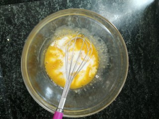 4、南瓜蒸糕,加入牛奶拌均