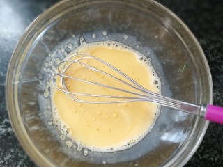 5、南瓜蒸糕,加入植物油拌均