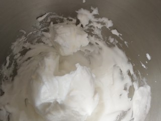 11、南瓜蒸糕,打至干性发泡状况