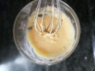 9、南瓜蒸糕,拌均匀，蛋黄糊就做好了，备用