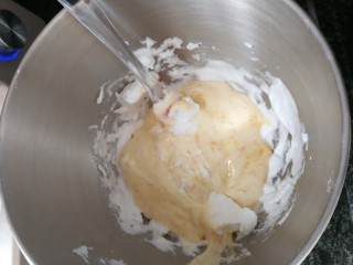 14、南瓜蒸糕,把拌好的面糊倒回蛋白内