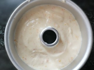 16、南瓜蒸糕,倒入6寸的模具里，提起来震2下