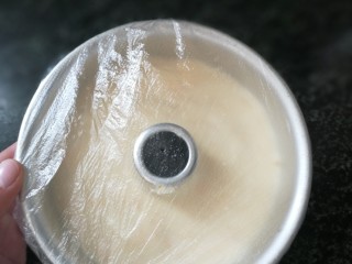 17、南瓜蒸糕,盖上保鲜膜后，扎几个小孔