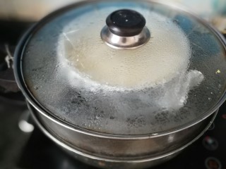 18、南瓜蒸糕,放入锅里，盖上盖子，要热水上锅，大火煮开后，转小火蒸20分钟，中途切记不能开盖！