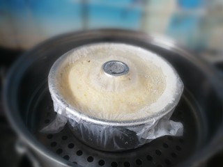 19、南瓜蒸糕,停火后马上取出蒸好的蛋糕