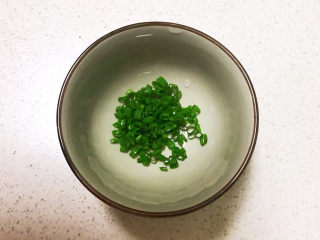 2、健脾养胃粥,把香葱叶切成末
