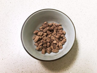 7、健脾养胃粥,把焯好的猪肝放入碗里备用