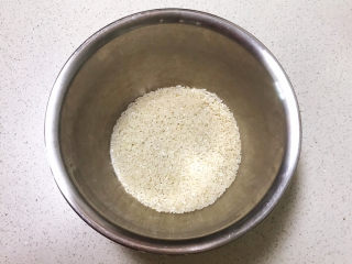 8、健脾养胃粥,五常大米放入碗里