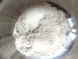 4、苜蓿菜饼,取200克面粉