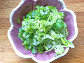 6、苜蓿菜饼,切好葱花