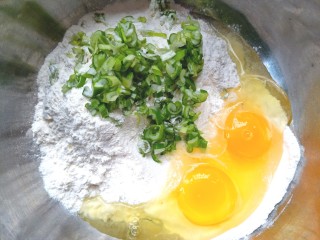 7、苜蓿菜饼,给面粉中打入两个鸡蛋，放入葱花