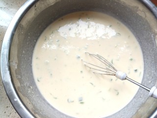 8、苜蓿菜饼,加入适量的凉水搅拌均匀，吴颗粒