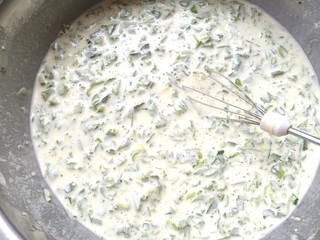 9、苜蓿菜饼,再放入切好的苜蓿