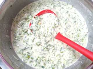 11、苜蓿菜饼,舀一勺面糊，入锅中摊平