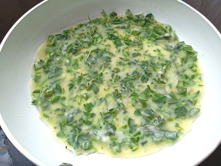 12、苜蓿菜饼,捞至面上起泡，翻面