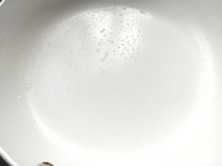 10、苜蓿菜饼,取陶瓷平底锅刷上玉米油，开小火