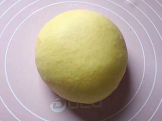 3、新年喜庆枣花馍,来和面团：将酵母粉、面粉和白糖放入一盆中，加入适量南瓜泥，边加边用筷子搅拌成絮状。然后用手和成软硬适中的面团，盖上保鲜膜放温暖处发酵至2倍大。