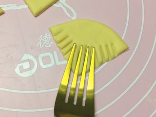 8、新年喜庆枣花馍,如图：拿叉子在小三角上按出花纹。
