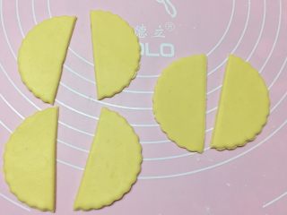 13、新年喜庆枣花馍,如图：再取一面团擀开，用圆形模具压出3个圆饼，然后对半切开为花片。