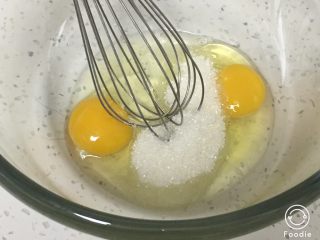 2、奶黄馒头,鸡蛋中加入细砂糖，用蛋抽搅拌至细砂糖融化。
